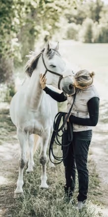 caroline hugging the horse